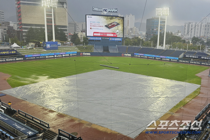 15분의 폭우에 야구장이 물바다. LG-NC전 7시로 밀렸다[창원 현장]