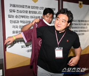 '언제 이렇게 컸나' 아빠 박석민, 아들 박준현 첫 사인 유니폼에 '감동'...직접 입어보며 '아빠 미소'[고척 현장]