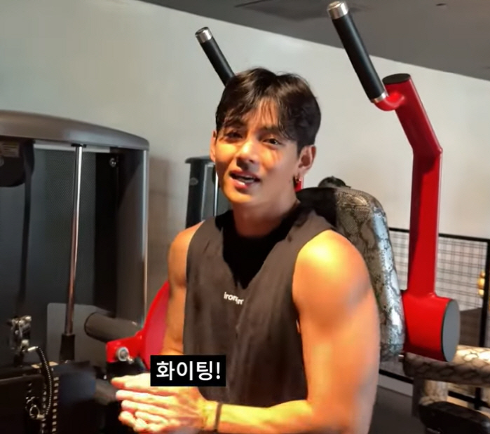 BTS 정국, 짐승남 됐다..뷔·RM 감탄한 압도적 피지컬 "몸 좋다" …