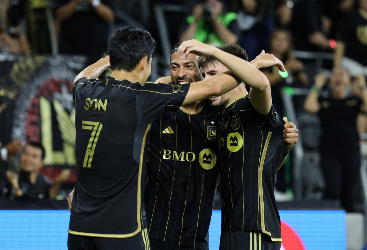 'LAFC 최고의 슈퍼스타, 손흥민에게 사인 요청' LA 최고 매체 SO…