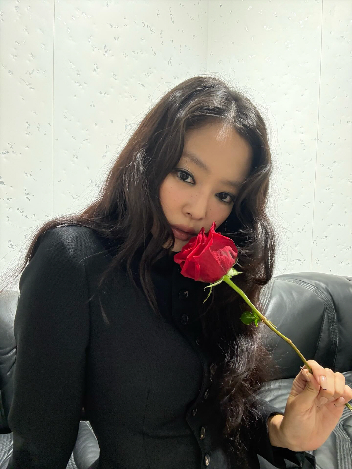 '신축 빌딩 둥지 욺긴' 제니, 노출 1도 없어도 미모는 폭발…'누가 장…