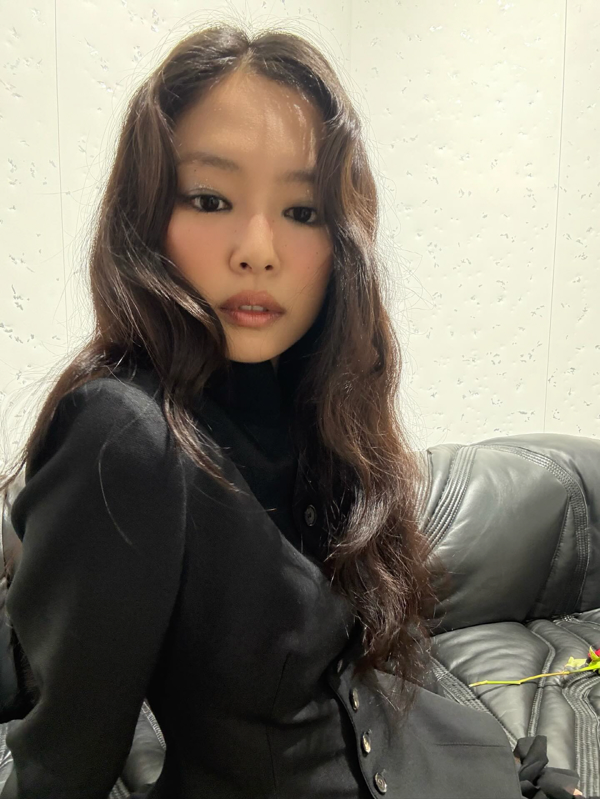 '신축 빌딩 둥지 욺긴' 제니, 노출 1도 없어도 미모는 폭발…'누가 장…