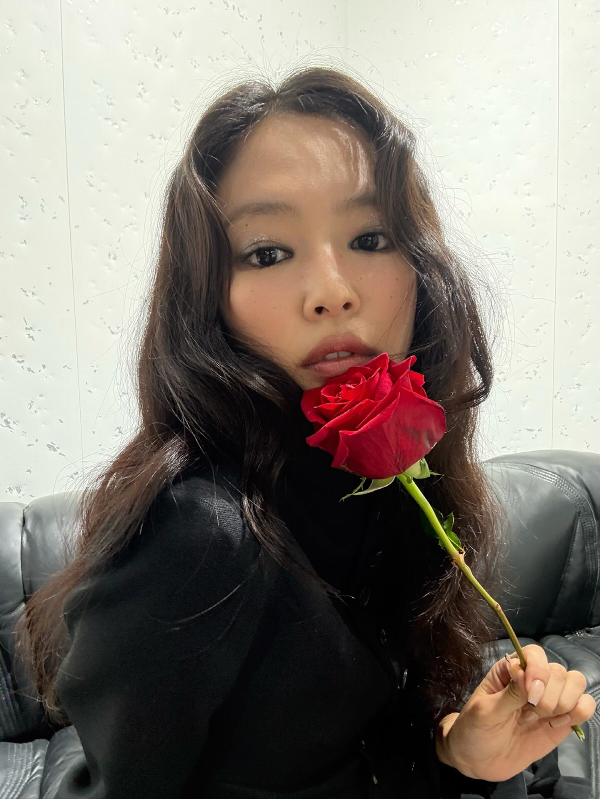 '신축 빌딩 둥지 욺긴' 제니, 노출 1도 없어도 미모는 폭발…'누가 장…