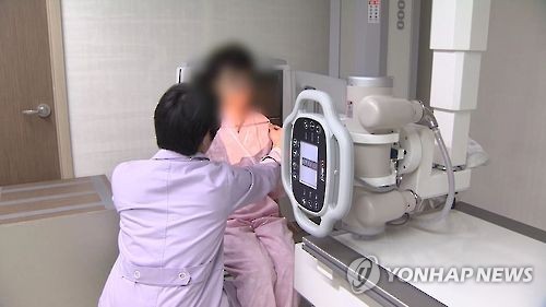 [건강포커스] "유방암 첫 검진 놓친 사람 장기적 사망 위험 40% 높아진다"