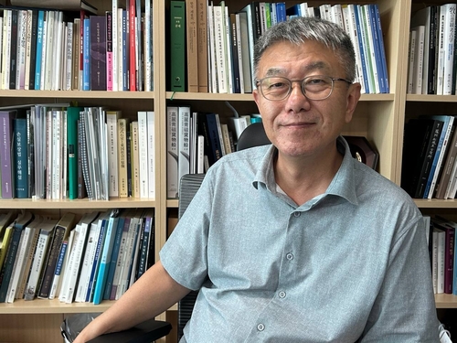 (목포=연합뉴스) 김예나 기자 = 이은석 국립해양유산연구소장이 지난 19일 전남 목포시 목포해양유물전시관 사무실에서 인터뷰하기 전 기념사진을 촬영하고 있다. 2025.9.25 yes@yna.co.kr