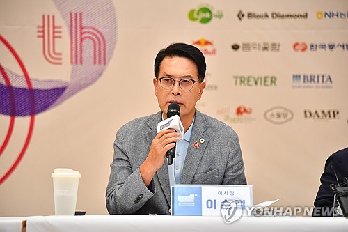 (울산=연합뉴스) 20일 국내 유일의 국제산악영화제인 울산울주세계산악영화제(UMFF) 주관으로 울산광역시청 시민홀에서 올해 10주년 영화제 홍보 기자회견이 열린 가운데 이순걸 울주군수가 올해 영화제와 향후 계획 등에 대해 설명하고 있다. 2025.8.20 [울주군 제공.재판매 및 DB 금지] young@yna.co.kr