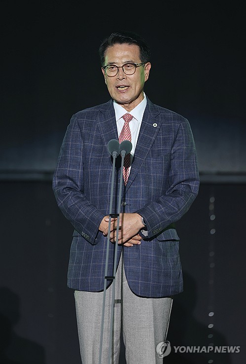 (울산=연합뉴스) 김용태 기자 = 27일 오후 울산시 울주군 영남알프스 복합웰컴센터에서 열린 '제9회 울산울주세계산악영화제' 개막식에서 영화제 이사장인 이순걸 울주군수가 인사말을 하고 있다. 2024.9.27 yongtae@yna.co.kr
