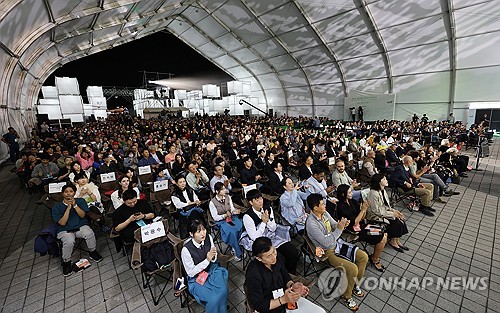 (울산=연합뉴스) 김용태 기자 = 27일 오후 울산시 울주군 영남알프스 복합웰컴센터에서 열린 '제9회 울산울주세계산악영화제'를 찾은 관람객들이 개막식을 지켜보고 있다. 2024.9.27 yongtae@yna.co.kr