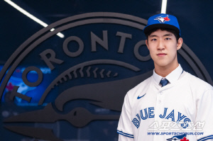 한국 선택한 박준현은 7억인데... ML 진출 문서준 21억원에 토론토와 계약