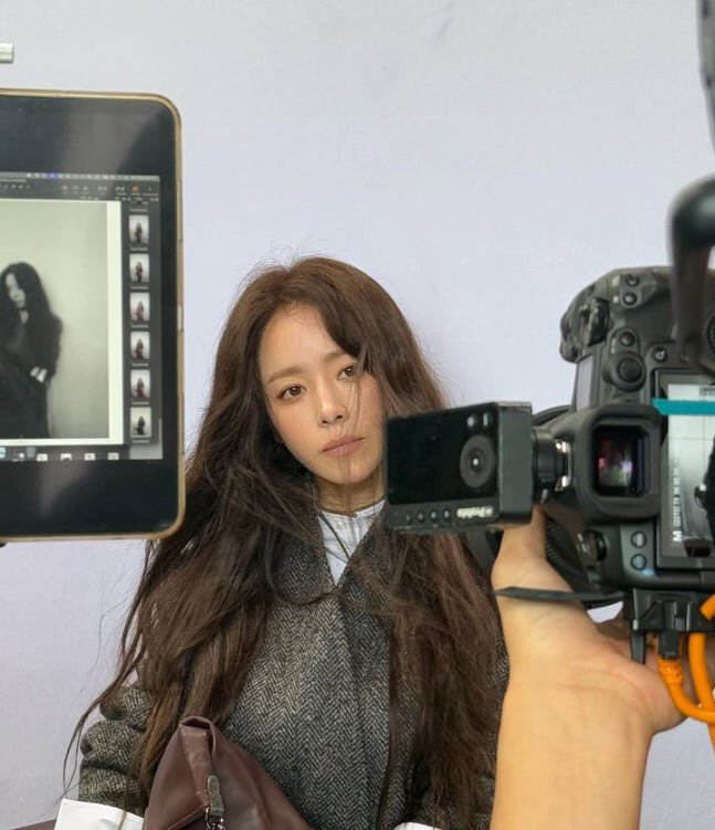 ‘여전히 여신’ 한지민, 화보 현장 압도한 독보적 미모 “이게 클래스” [SCin스타]
