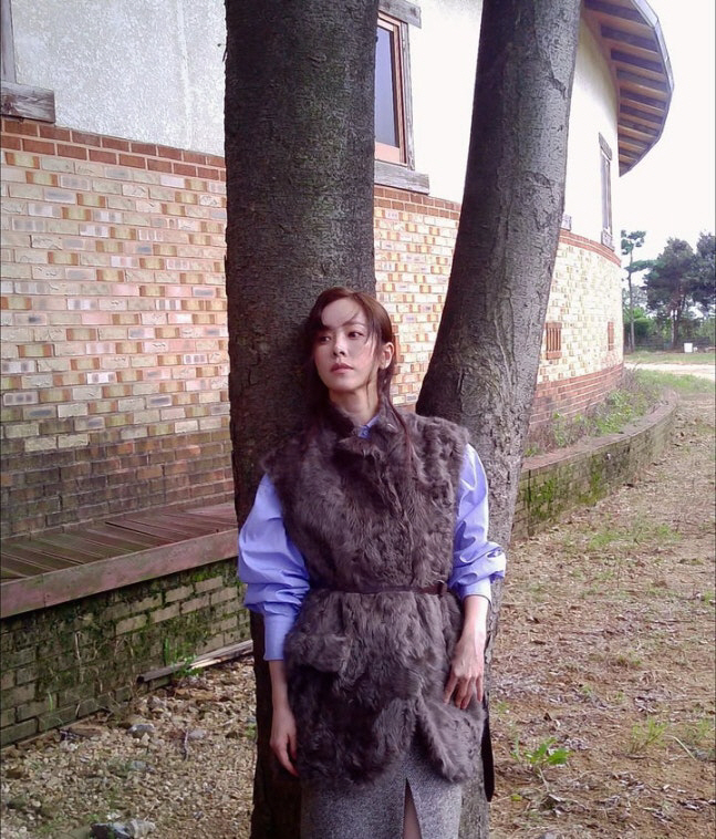 ‘여전히 여신’ 한지민, 화보 현장 압도한 독보적 미모 “이게 클래스” …