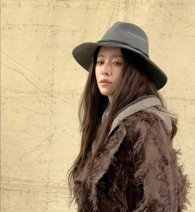 ‘여전히 여신’ 한지민, 화보 현장 압도한 독보적 미모 “이게 클래스” …