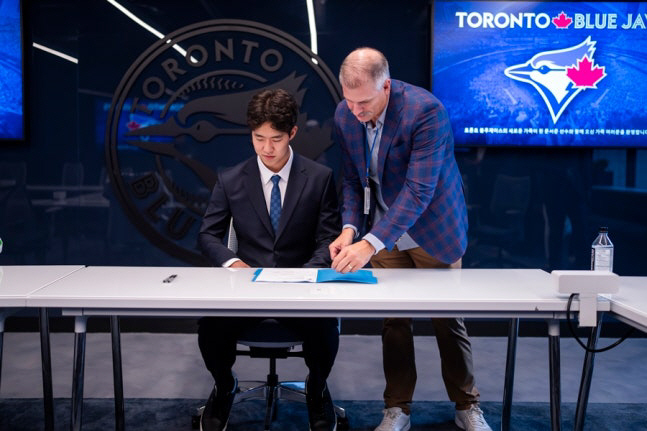 [핫포커스]'부디 너만은 다르길…' 장충고 문서준 MLB 토론토 공식입단…