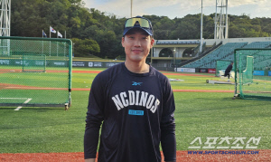 데뷔 10년만의 마운드 첫경험? 133㎞ 직구에 포크볼 → 첫 피홈런에 삼진까지 