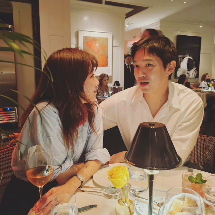 공효진, '10살 연하' ♥케빈오 전역 후 진짜 신혼...모닝 데이트에 …
