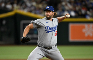 '은퇴 안 하면 안 돼요?' 멸망한 다저스 불펜, 커쇼가 살렸다…