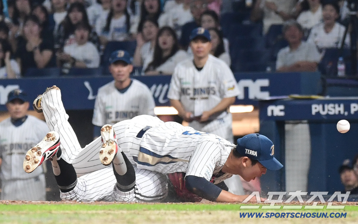 "후배들에게 보여주는 것." 옆구리 가격당했는데 찡그리면서 끝까지 뛴 캡…