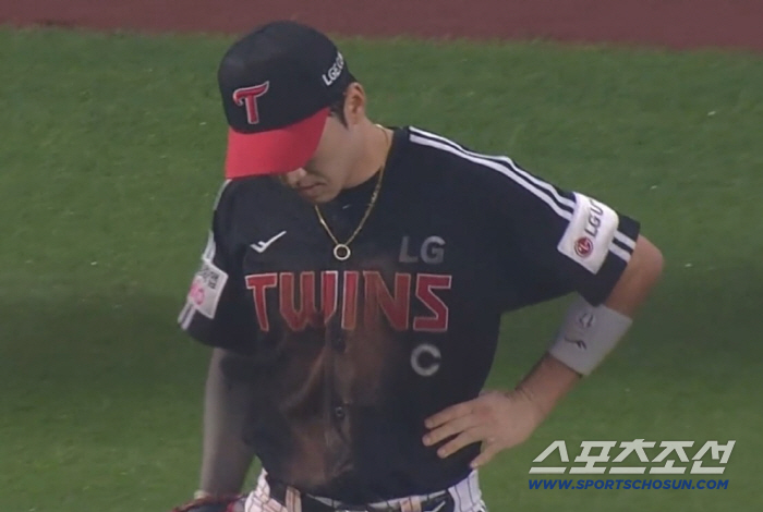 "후배들에게 보여주는 것." 옆구리 가격당했는데 찡그리면서 끝까지 뛴 캡…