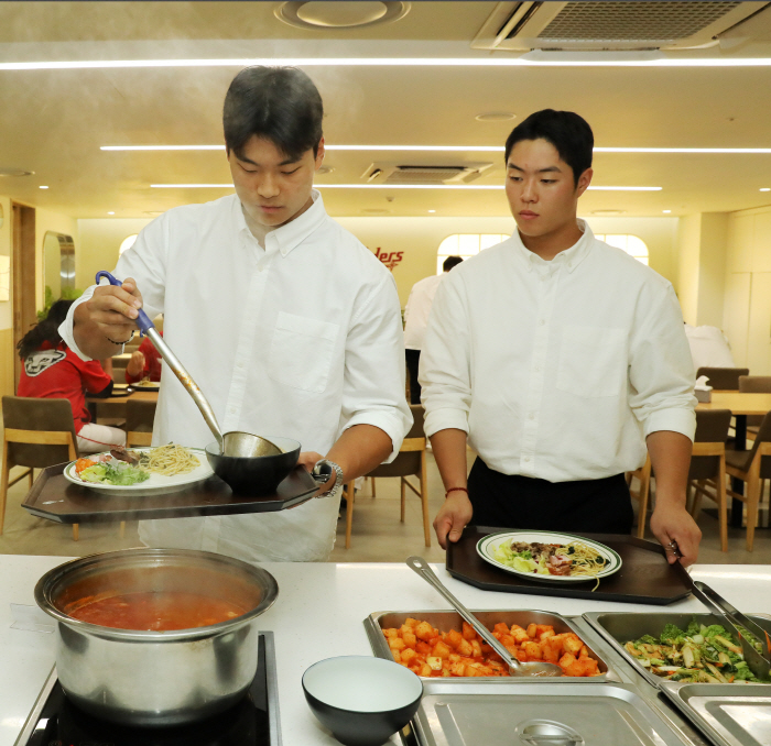 루키가 감독님 눈에 들겠다는데.. 그렇게 야구하지 말라고 했다 WHY → "프로는 누구 마음에 드는게 중요한 게 아니라"
