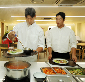 루키가 감독님 눈에 들겠다는데.. 그렇게 야구하지 말라고 했다 WHY → 