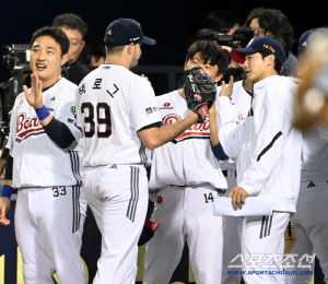 '한 지붕 가족' 이렇게 도와주나! LG 웃고, 한화는 울었다…두산 10승 투수가 생겼다 