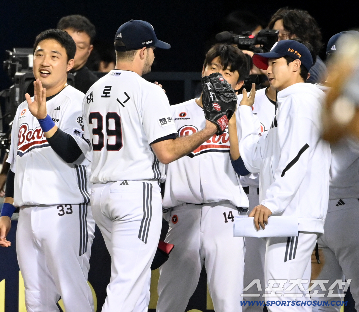 '한 지붕 가족' 이렇게 도와주나! LG 웃고, 한화는 울었다…두산 10…