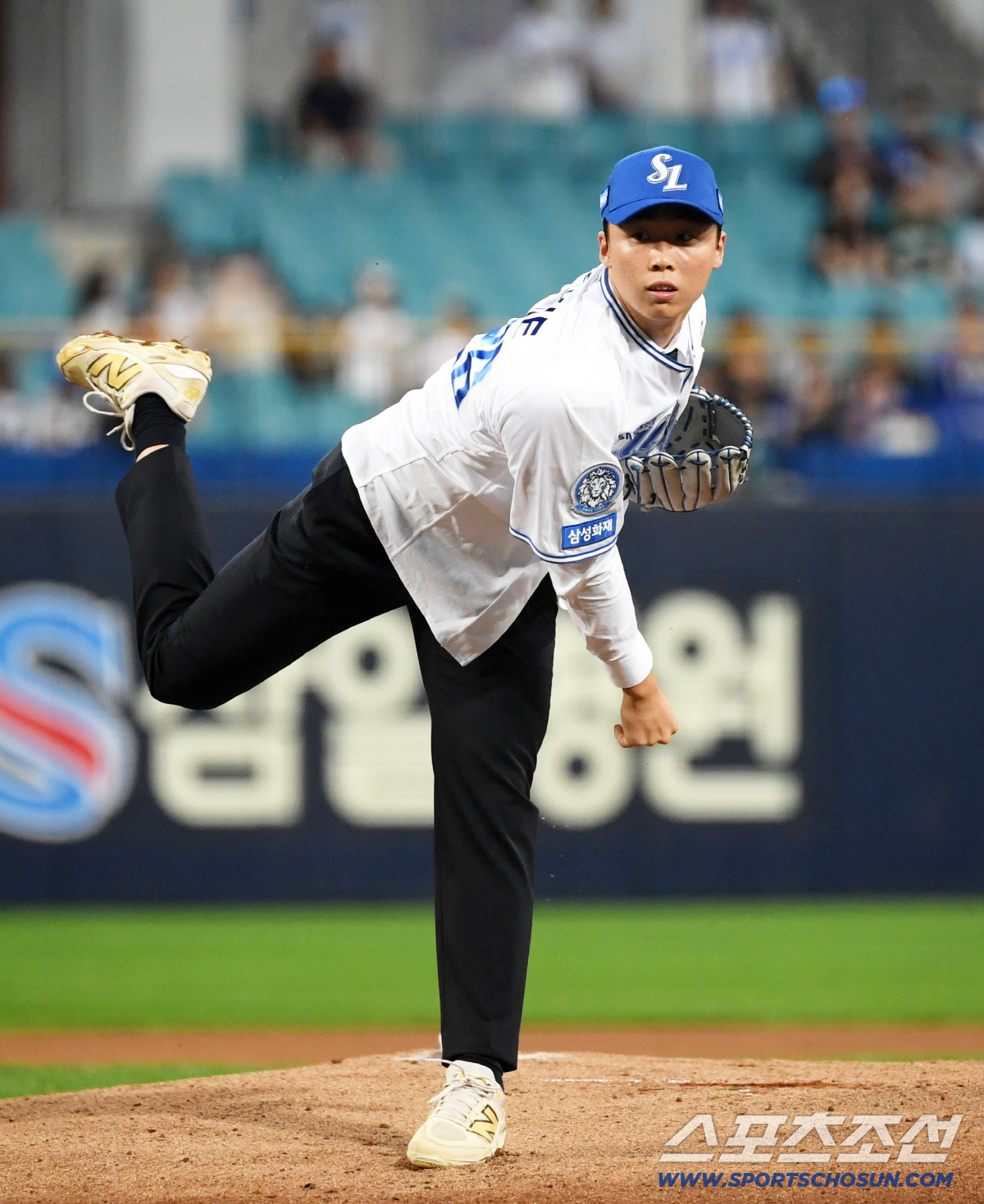 '똑바로 못 던지나' 프로 22년 차 85년생 강민호 장난에 미소 지은 …