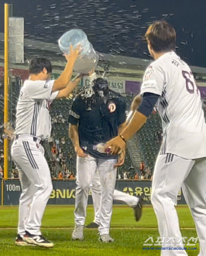 두산 잭로그 8이닝 9K 무실점 인생투! 시원한 물세례로 10승 달성 축하[잠실 현장]