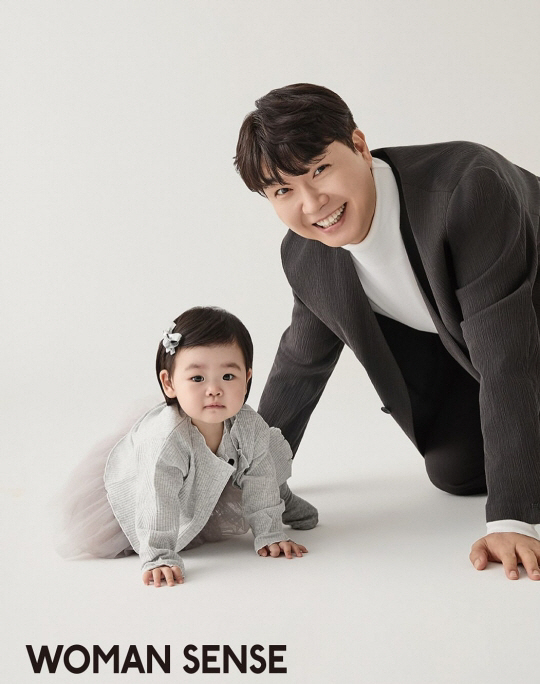 박수홍 11개월 딸, 광고 따내더니 잡지 표지 모델까지.."그림체 똑같아…