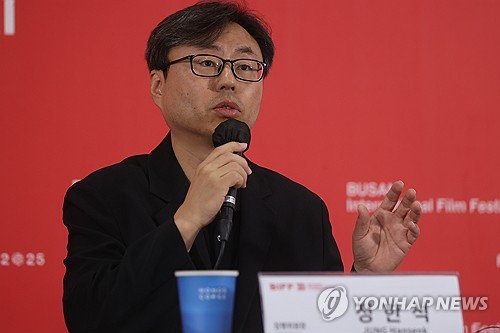 (부산=연합뉴스) 류효림 기자 = 정한석 부산국제영화제 집행위원장이 26일 부산 해운대구 우동 영화의전당에서 열린 제30회 부산국제영화제 결산 기자회견에서 인사말을 하고 있다. 2025.9.26 ryousanta@yna.co.kr