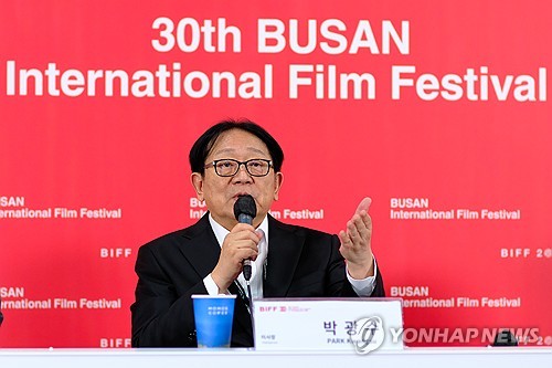 (부산=연합뉴스) 류효림 기자 = 박광수 부산국제영화제 이사장이 26일 부산 해운대구 우동 영화의전당에서 열린 제30회 부산국제영화제 결산 기자회견에서 질문에 답하고 있다. 2025.9.26 ryousanta@yna.co.kr