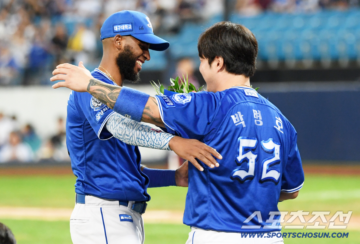 '박병호·나바로까지 넘어섰다' KBO 새역사 쓴 디아즈와 뜨거운 포옹, …