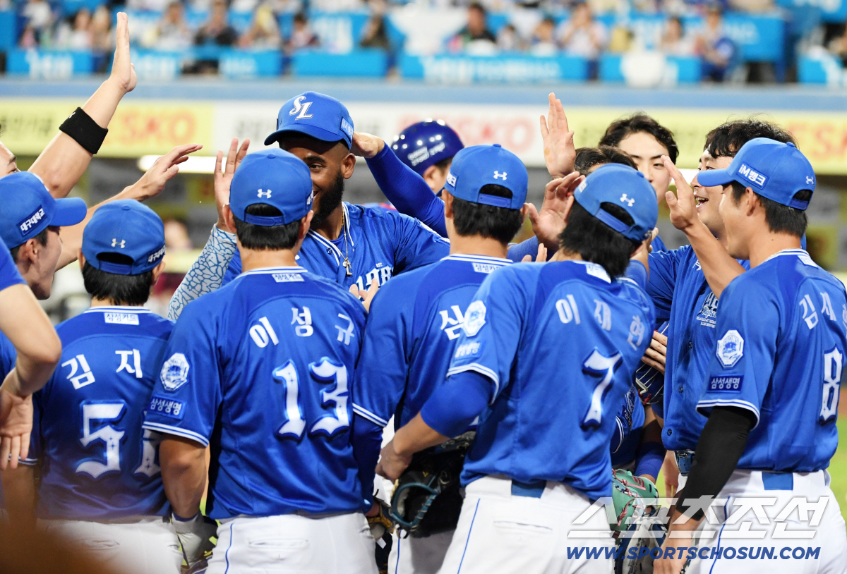 '박병호·나바로까지 넘어섰다' KBO 새역사 쓴 디아즈와 뜨거운 포옹, …
