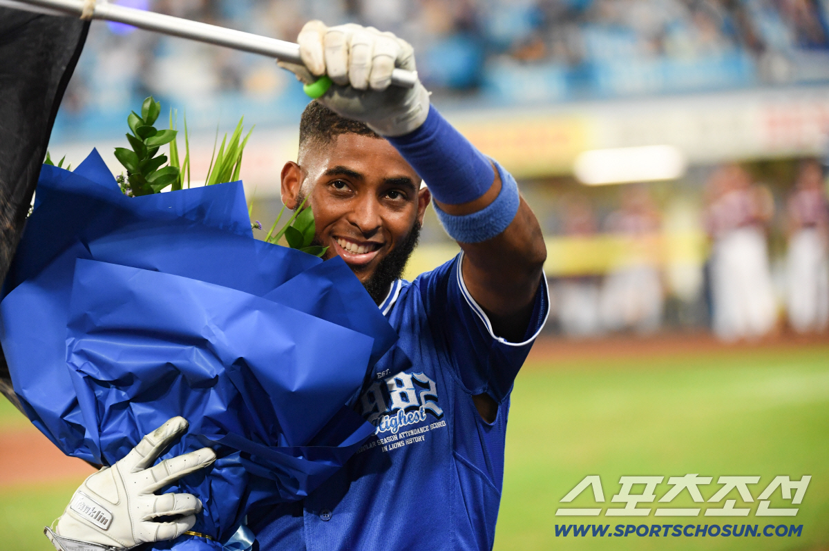 '박병호·나바로까지 넘어섰다' KBO 새역사 쓴 디아즈와 뜨거운 포옹, …