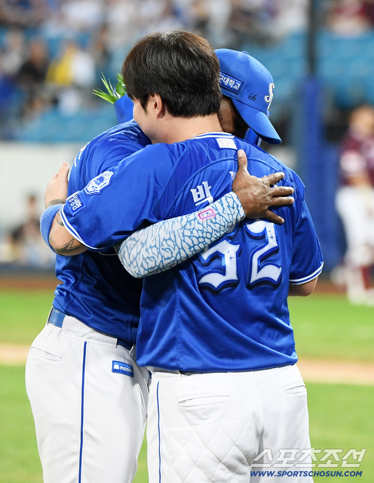 '박병호·나바로까지 넘어섰다' KBO 새역사 쓴 디아즈와 뜨거운 포옹, …