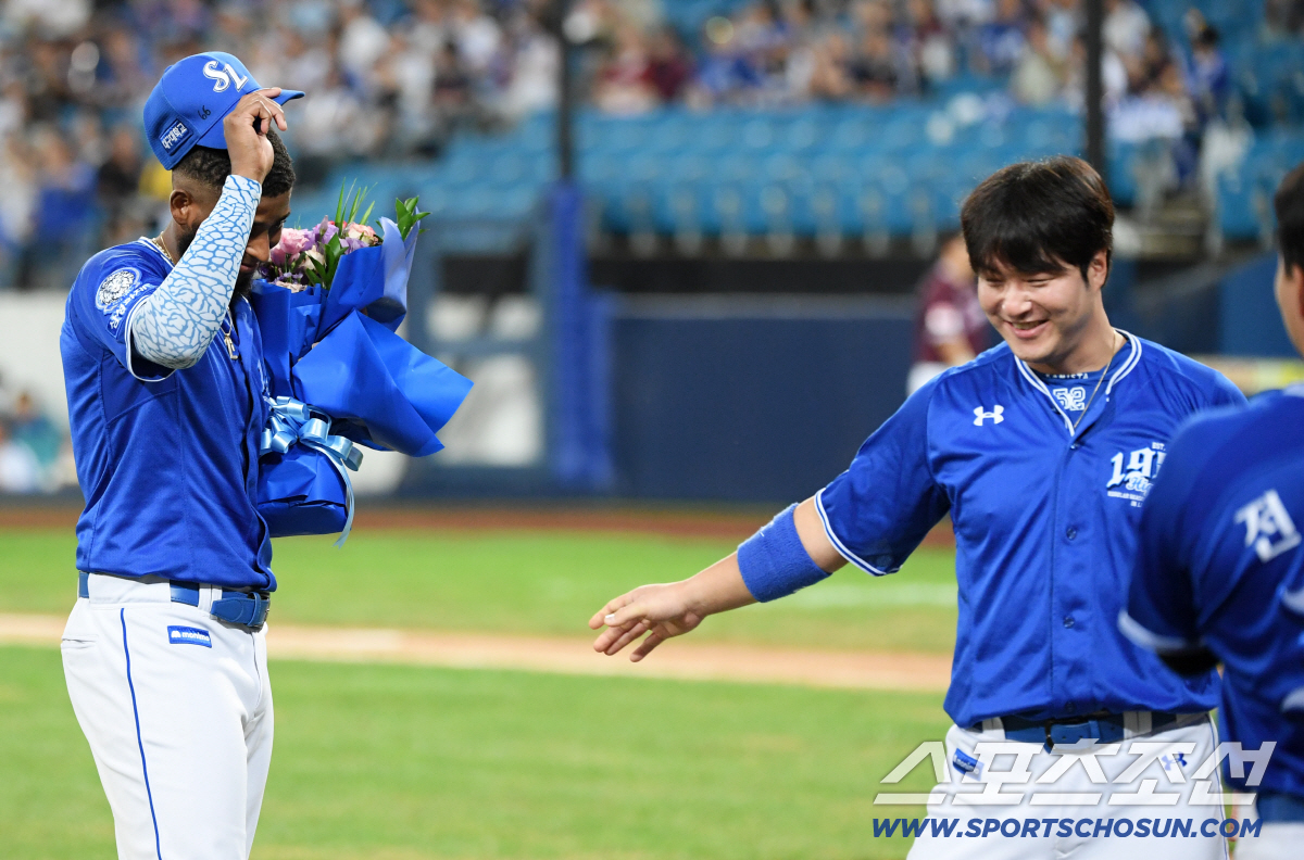 '박병호·나바로까지 넘어섰다' KBO 새역사 쓴 디아즈와 뜨거운 포옹, …