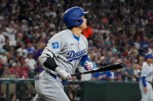 부드럽게 퍼올려 우중간 수영장에 풍덩! 오타니 54호포 개인최다 타이...지구 우승 확정 LAD 8-0 ARI