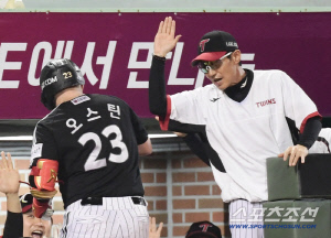 또또또 LG 최초 노리는 孝子. 한달 쉬었는데 2년 연속 30홈런-100타점 눈앞. 초상집 LG를 잔칫집으로 바꿨다[울산 코멘트]