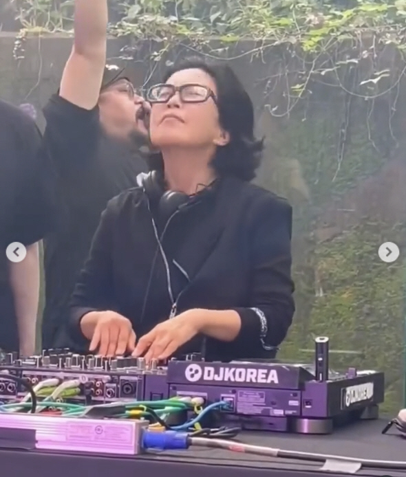 '60세' 이선희, DJ 데뷔 시선 강탈...손 번쩍 리듬 타기 '몰입 …
