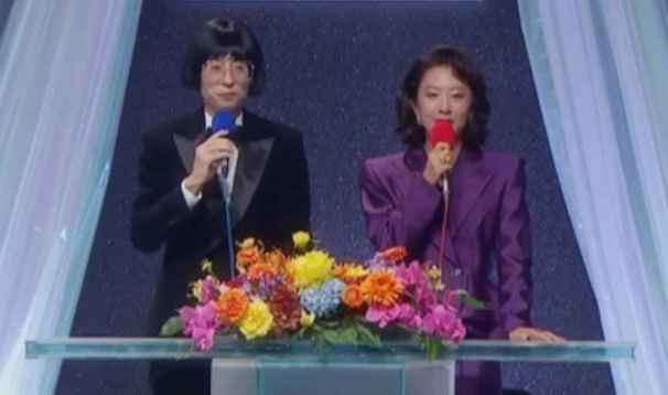 유재석·김희애, 어깨뽕 투피스+잠자리 안경..80년대 스타일 완벽 재현 …
