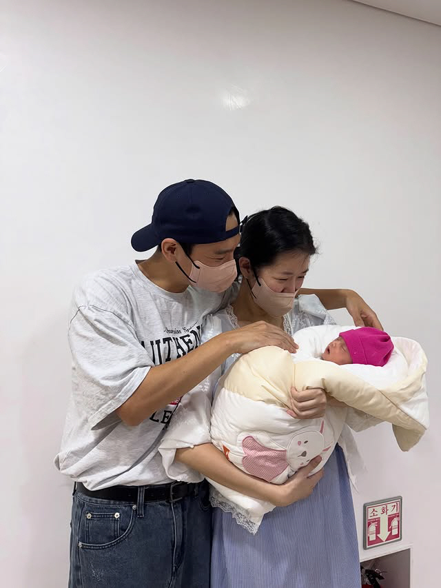 김지혜, 신생아 중환자실 쌍둥이 첫 포옹 "내 아기 드디어 안았다"