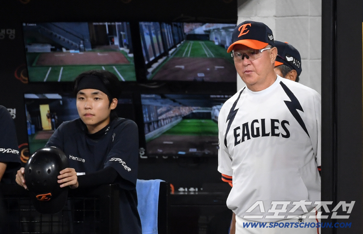 노시환 그냥 태그했다면…1위 확정? 어림없다! 한화, '오스틴 최초 기록…