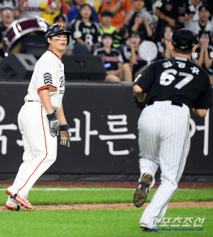 신인이라도 룰을 모르다니... 김영우가 3루수에게 공을 던진 스노우볼이 4실점 패배[대전 현장]