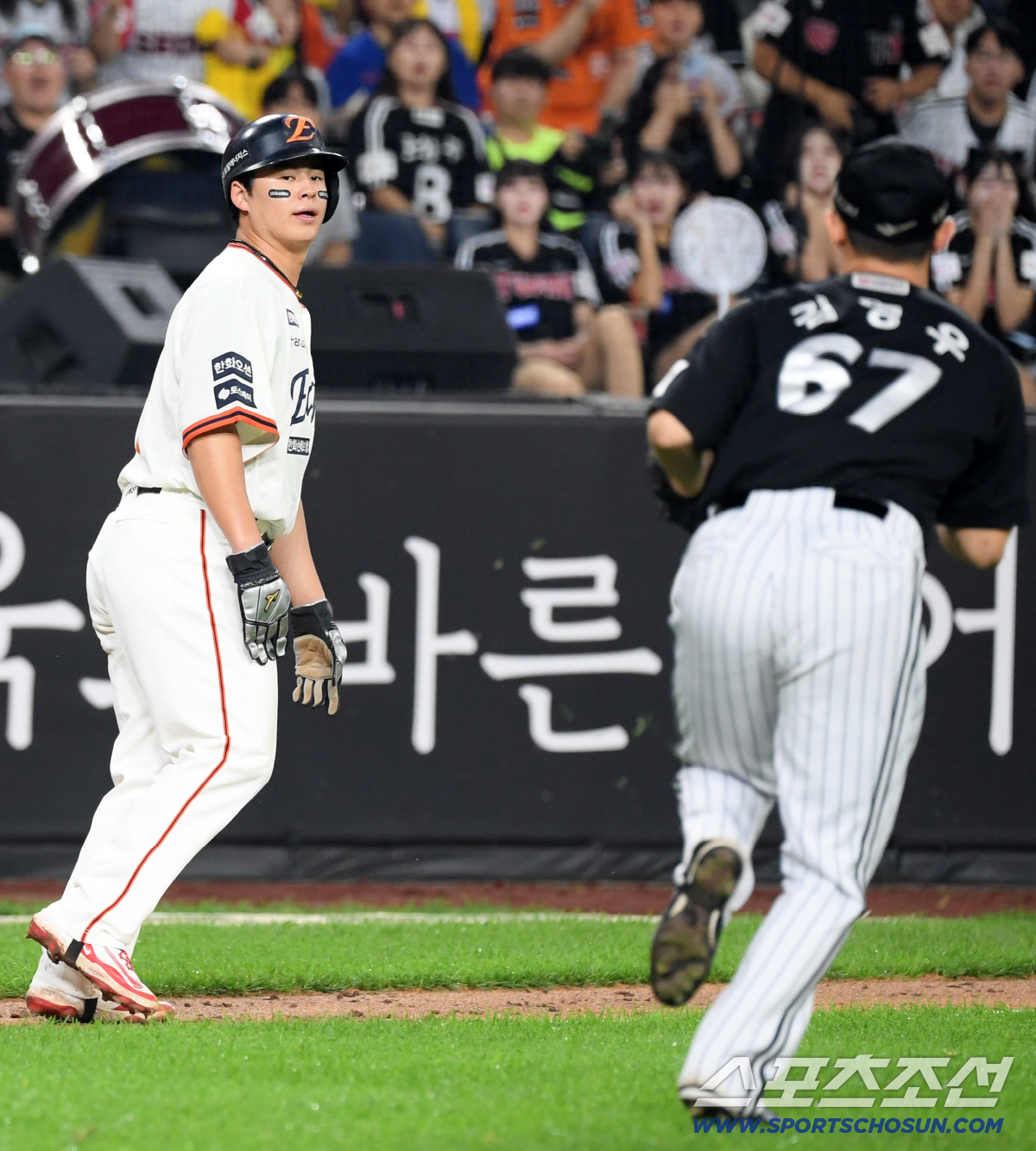 신인이라도 룰을 모르다니... 김영우가 3루수에게 공을 던진 스노우볼이 …
