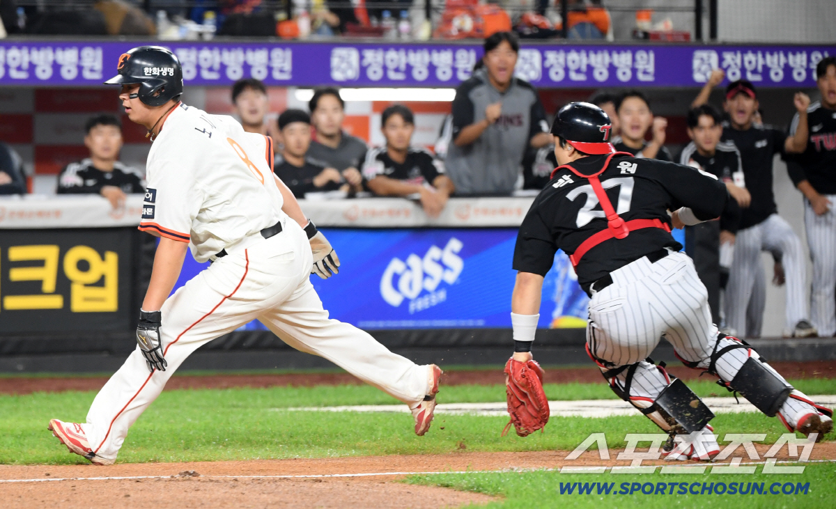 신인이라도 룰을 모르다니... 김영우가 3루수에게 공을 던진 스노우볼이 …