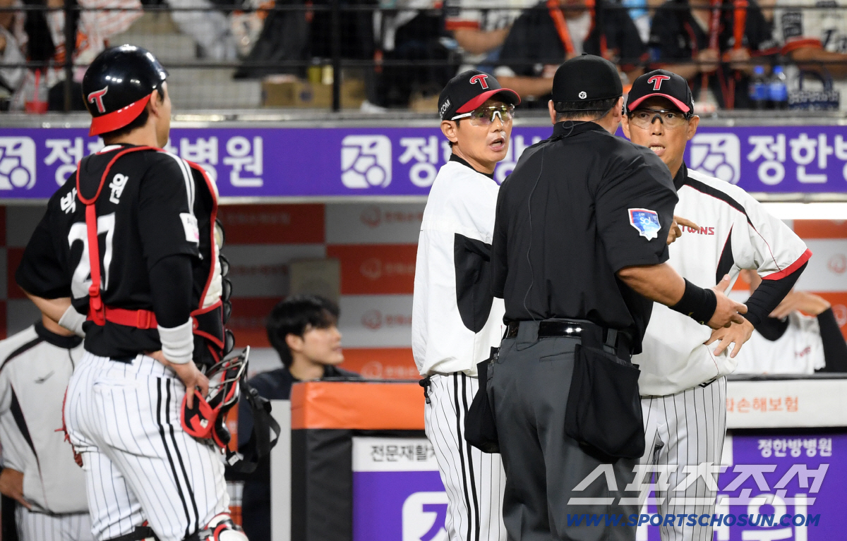 신인이라도 룰을 모르다니... 김영우가 3루수에게 공을 던진 스노우볼이 …