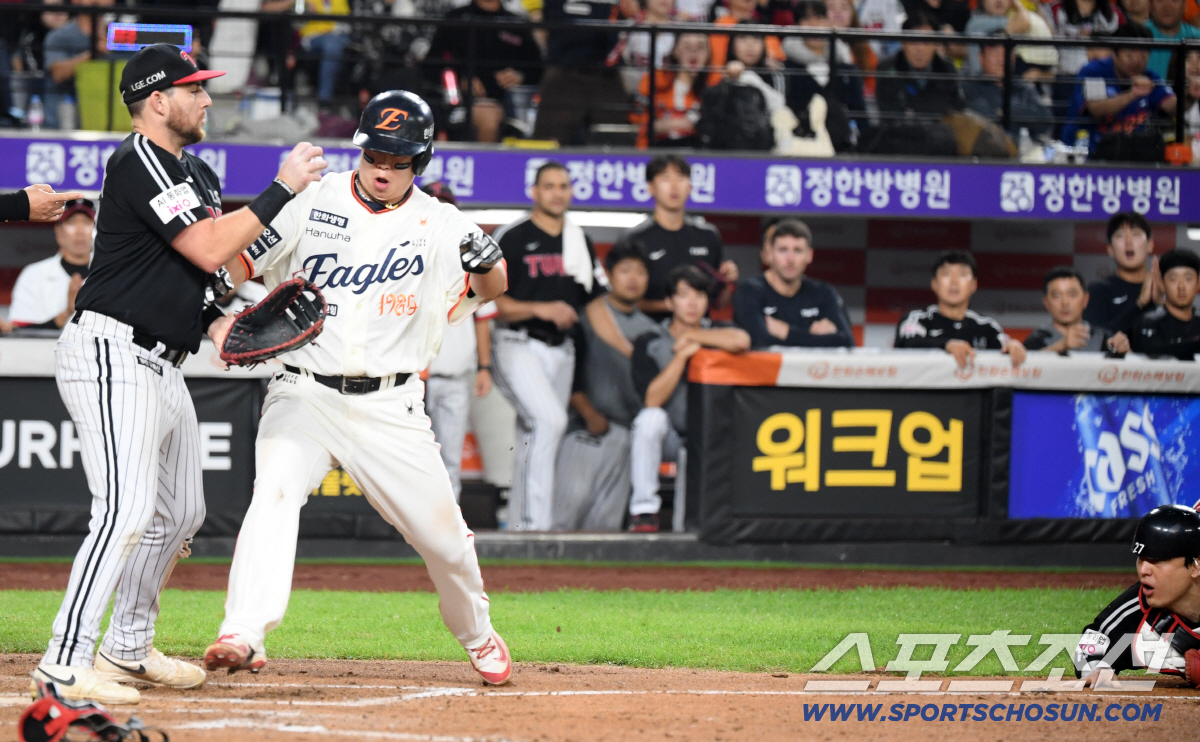 [포토] 노시환 '동점 득점 성공'