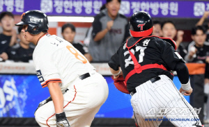 '귀신에 씌었나?' 빈 포수 미트로 노시환 태그한 박동원, 승부 가른 결정적인 장면[대전 현장]