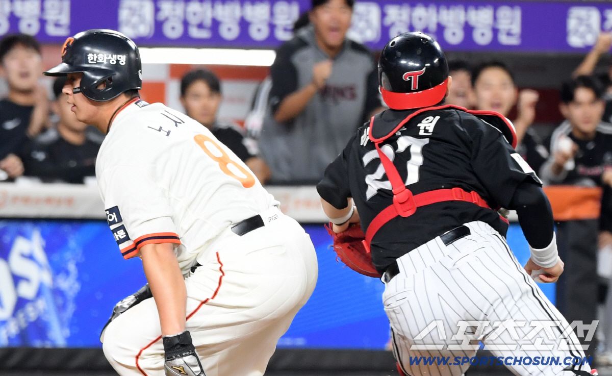 '귀신에 씌었나?' 빈 포수 미트로 노시환 태그한 박동원, 승부 가른 결…