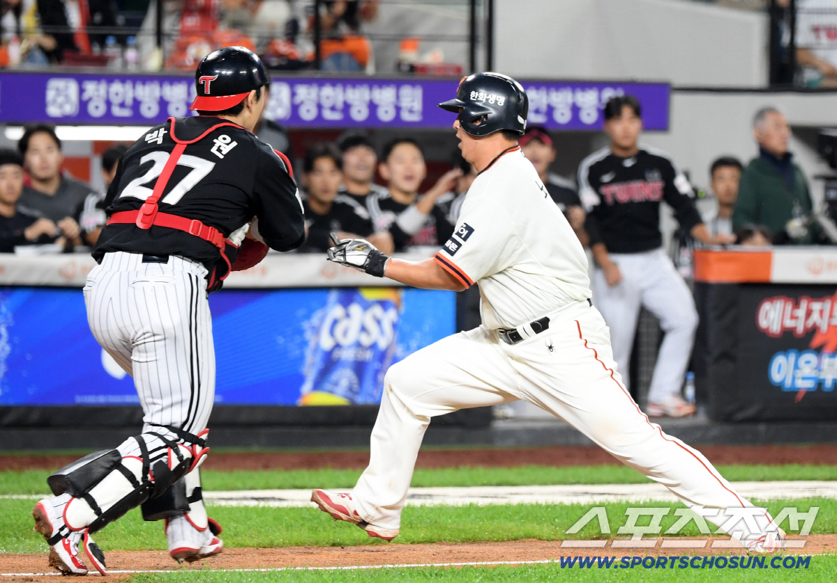 '귀신에 씌었나?' 빈 포수 미트로 노시환 태그한 박동원, 승부 가른 결…